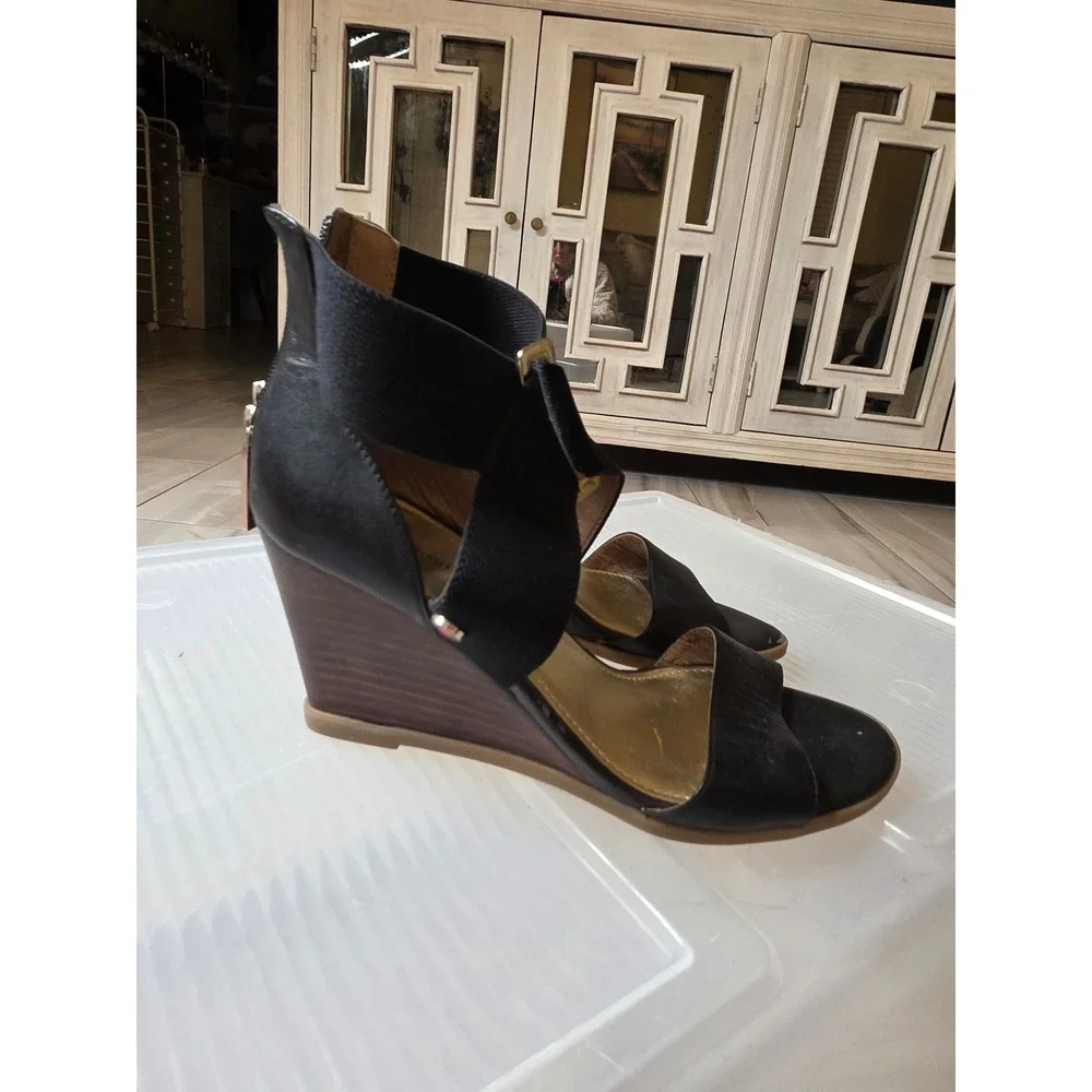 Tommy Hilfiger Black Leather Wedge Sandals Gold Footbed Elastic Straps Size 6.5M
